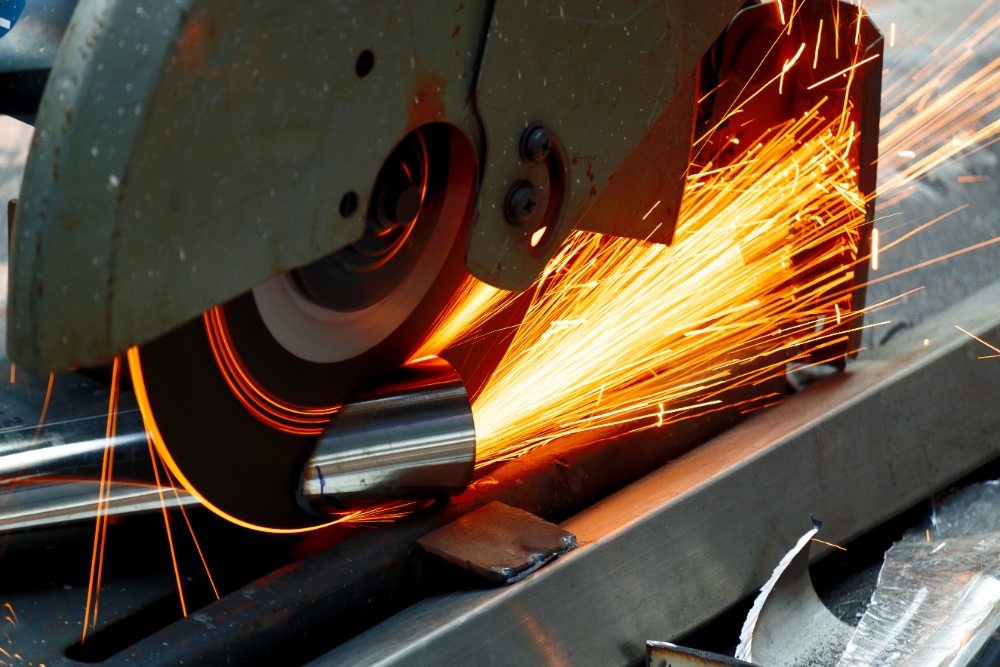 Funken beim Schneiden von Metall
