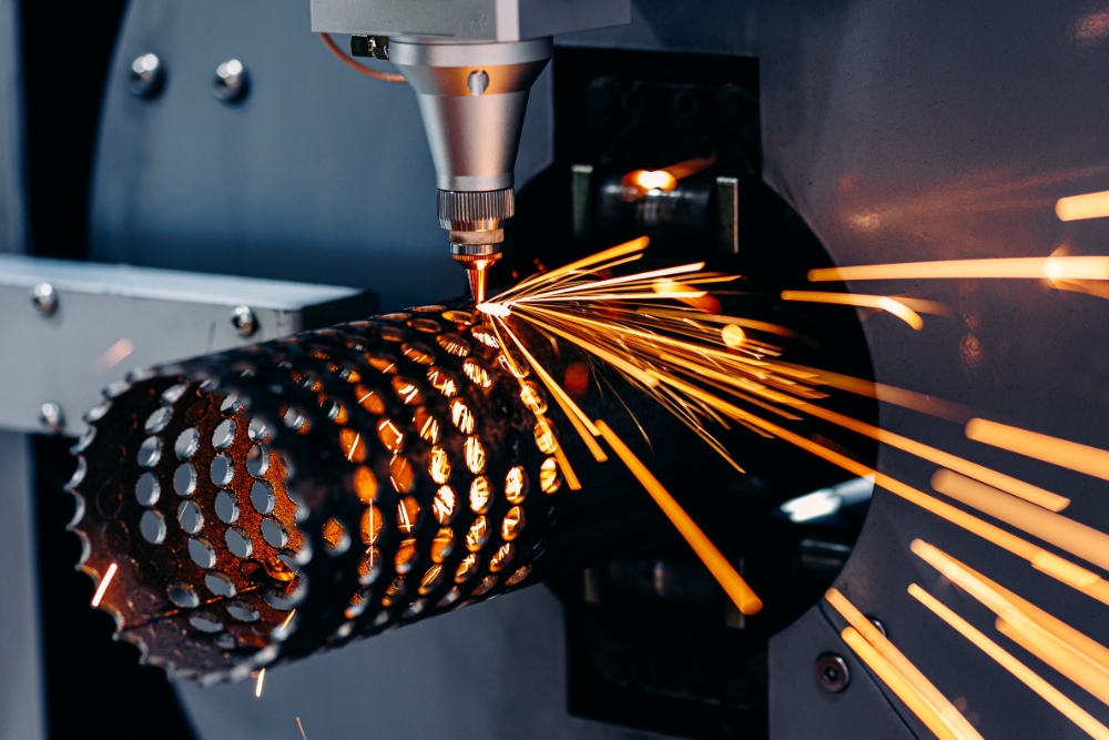 Laserschneider mit Funkenflug