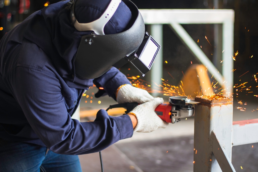 Schweißer mit Schutzhelm arbeitet