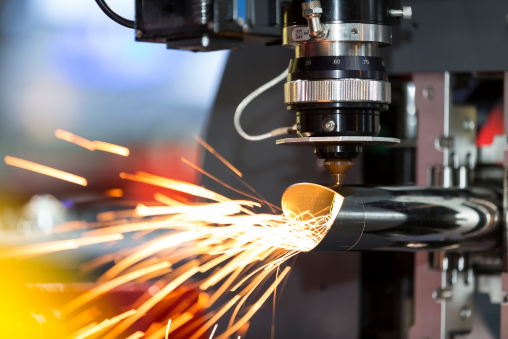 Laserschneider mit Funkenflug